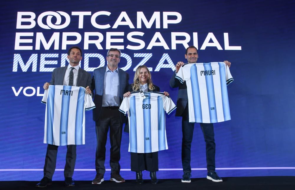Matías Díaz Telli, presidente de la Unión Industrial de Mendoza; Martín Rappallini, presidente de la Unión Industrial Argentina; Georgina Riveros, presidenta de la Unión Industrial Joven de Mendoza; y Mauricio Badaloni, director del Grupo Andesmar y directivo de la UIM, durante el exitoso inicio del Bootcamp Empresarial 2026 en el Sheraton Mendoza.