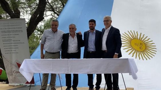 En el INTA se firmó un convenio para que en todos los oasis del país se pueda acceder a los servicios de internet, telefonía fija y móvil, radio, postales y televisión. Foto: Gentileza Acovi