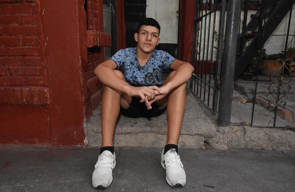 Calza 49 y no iba a la escuela porque no tenía zapatillas: el chico que conmovió a Mendoza