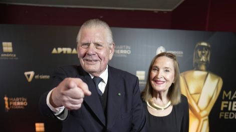 Los Andes | El conductor realiza el clásico gesto que acompaña a su frase Conociendo, en la última gala de los Martín Fierro Federal. Detrás, la infaltable compañía de su esposa, Vidalina Gavlosky.