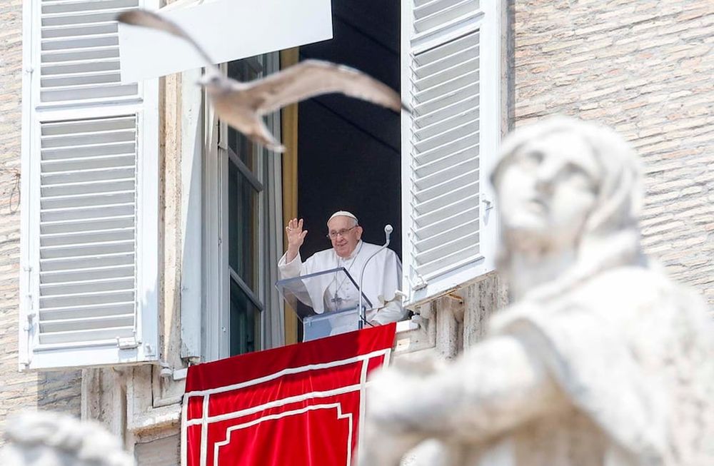Ciudad del Vaticano (Santa Sede), 18/06/2023.- El Papa Francisco dirige el rezo del Ángelus desde la ventana de su oficina con vistas a la Plaza de San Pedro en la Ciudad del Vaticano.-EFE/Fabio Frustaci