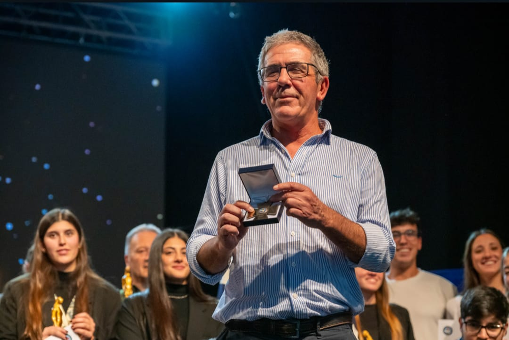Federico Chiapetta, subsecretario de Deportes de la provincia, recibió la Cruz al Mérito Deportivo en representación de Independiente Rivadavia, el gran ganador de la noche Federico Chiapetta, subsecretario de Deportes de la provincia, recibió la Cruz al Mérito Deportivo en representación de Independiente Rivadavia, el gran ganador de la noche