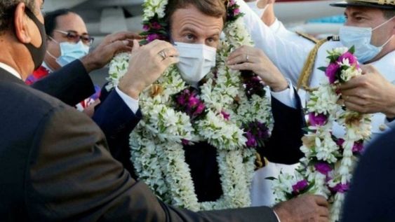 Macron acumuló tantos collares que finalmente necesitó la ayuda de sus guardaespaldas porque se había quedado “enredado. Foto: Gentileza