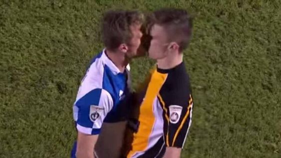 En plena pelea el jugador decidió besar a su rival