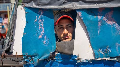 Cartonea con un carro-colectivo que construyó el mismo y sueña con ser colectivero.