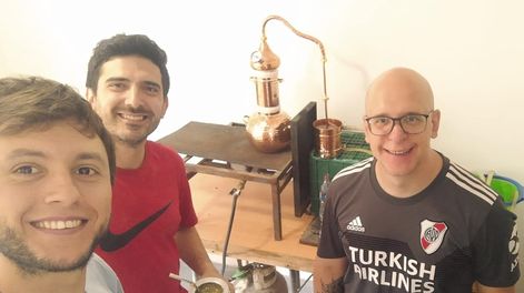 En el garaje de una casa comenzó una aventura que está en ascenso.