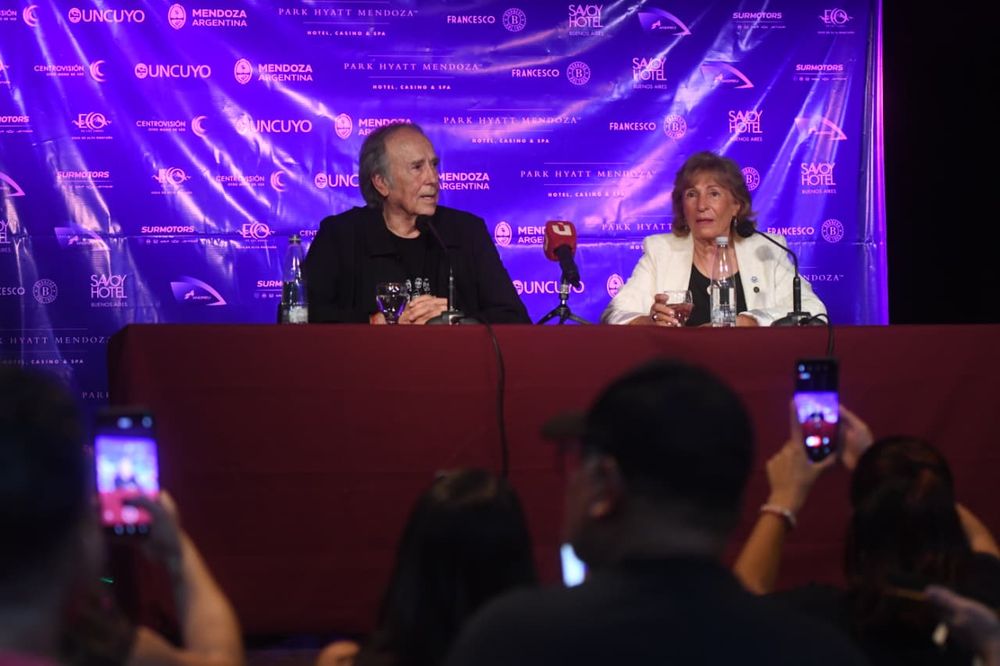 Joan Manuel Serrat en la conferencia, junto con al rectora de la UNCuyo, Esther Sánchez. Foto: Ramiro Gómez / Los Andes