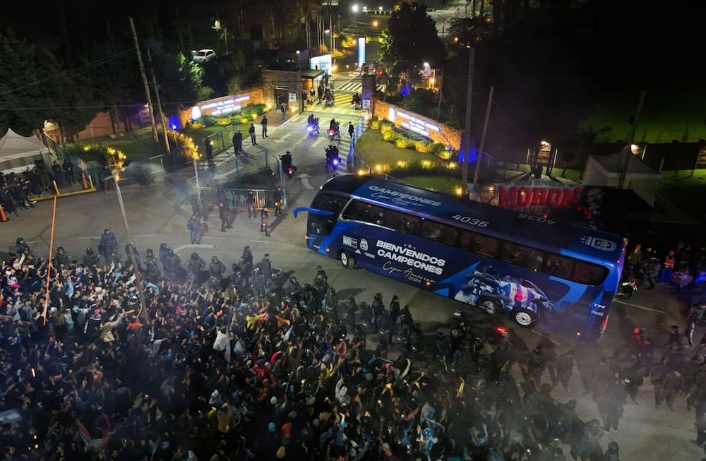 El recibimiento de la gente para la selección argentina en Ezeiza, Buenos Aires. Foto: Clarín