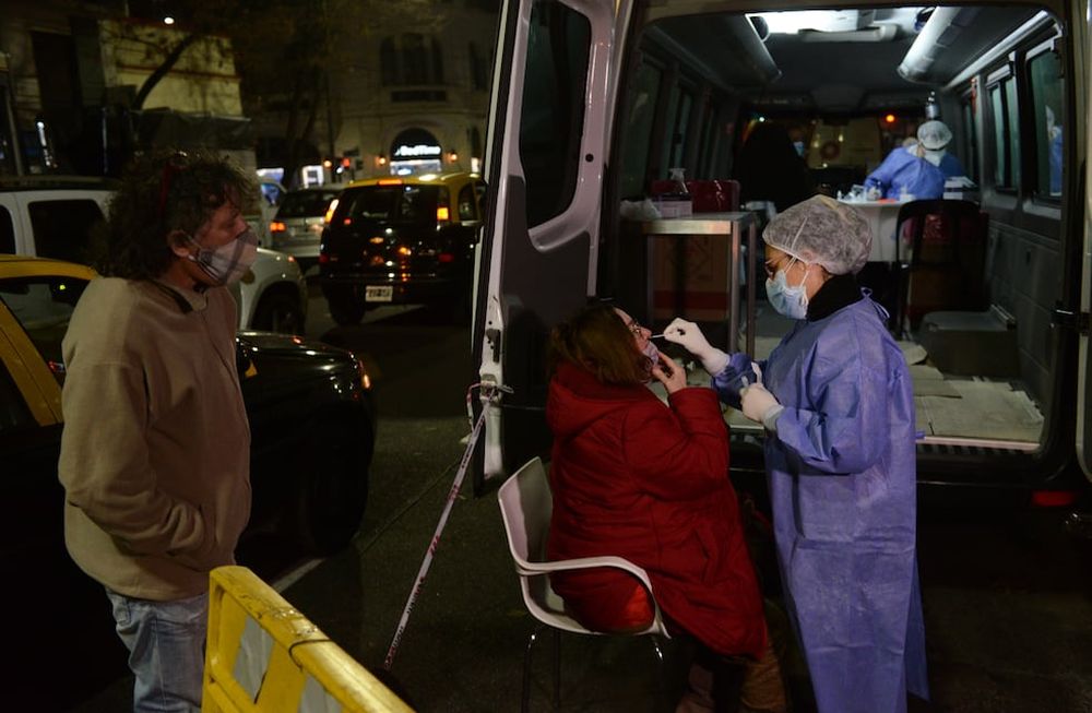 Unidad de testeo móvil del gobierno de la ciudad hisopó a vecinos para detectar la variante Delta de Covid 19 en la ciudad de Buenos Aires. Gentileza / Clarín