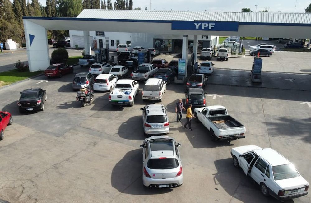 Largas filas en las estaciones de servicio de Mendoza para cargar combustible ante la escasez. Foto: José Gutiérrez / Los Andes