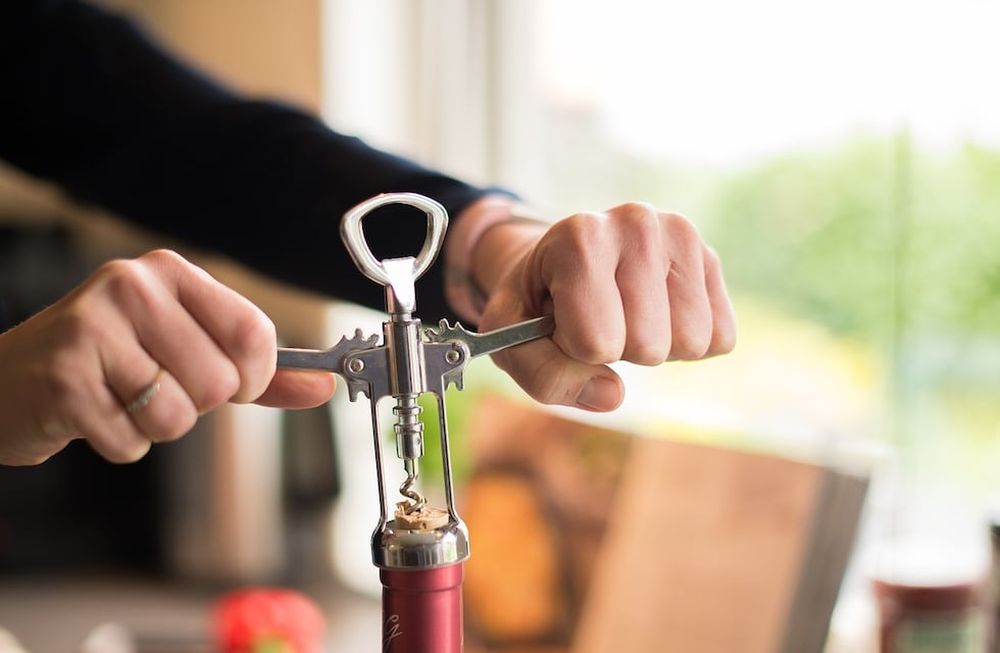 Se rompe el mito: cuál es el momento preferido para tomar un vino
