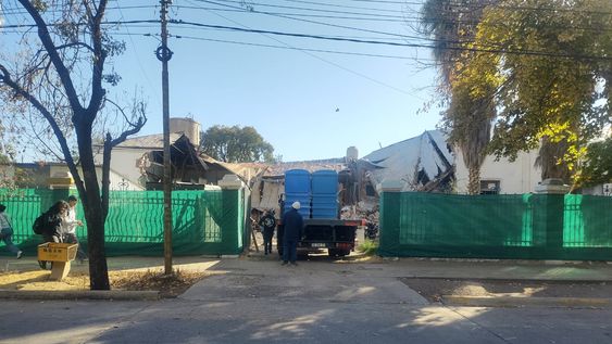Comenzó la demolición de un histórico edificio en San Martín para construir un nuevo complejo policial. (Los Andes)