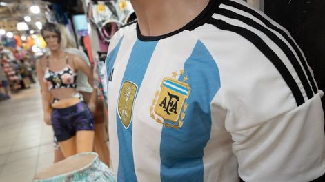 Cuánto cuesta la réplica de la camiseta de Argentina con las 3 estrellas y dónde se consigue. Foto Ignacio Blanco / Los Andes