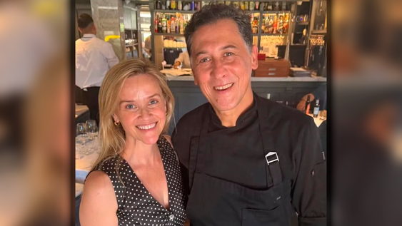 La actriz Reese Witherspoon junto al reconocido chef argentino Martín Rebaudino durante una celebración de cumpleaños en un restaurante.