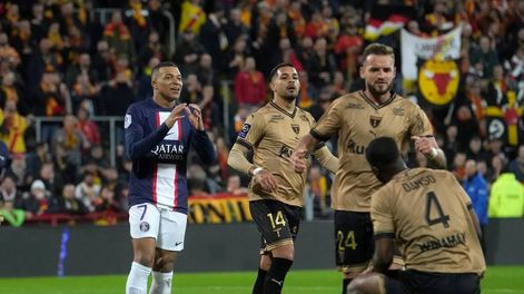 Facundo Medina bien cerca de Mbappé en el duelo Lens-PSG (AP)