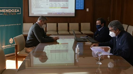 El ministro de Economía de la provincia, Enrique Vaquié, junto al subsecretario de Agricultura y Ganadería, Sergio Moralejo, y al director de Ganadería, Damián Carbó, analizaron el impacto de la suspensión de exportaciones de carne anunciadas por el Gobierno nacional. Foto: Orlando Pelichotti/ Los Andes