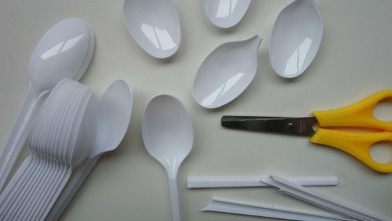 ni lampara ni macetero: dos formas de aprovechar las cucharitas de plastico, un tesoro que tenes en casa