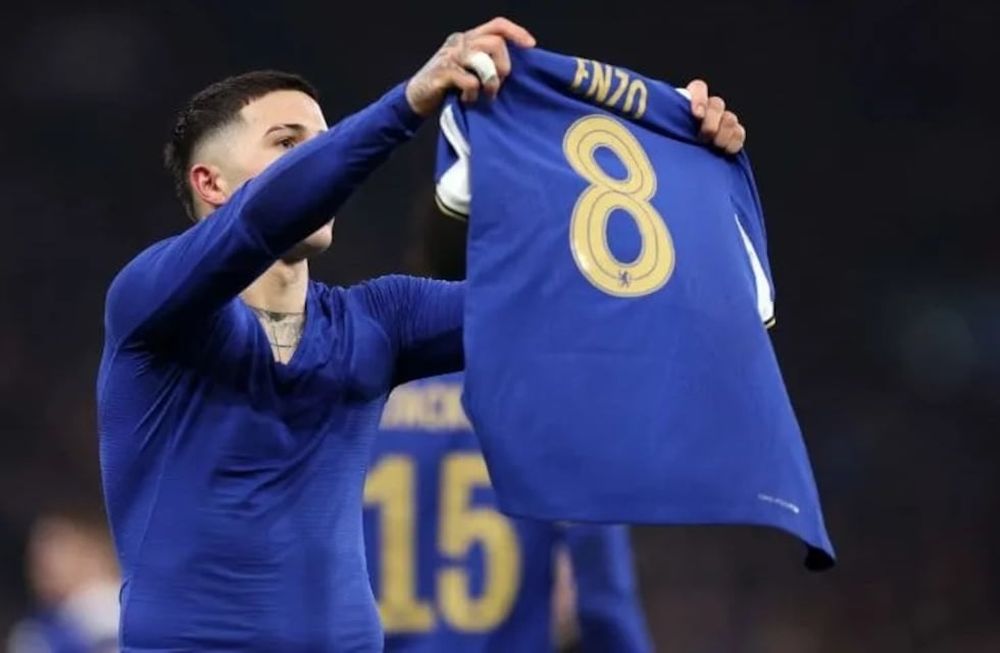 Enzo Fernández marcó un golazo de tiro libre y lo festejó de una manera muy particular en la victoria de Chelsea como visitante frente a Aston Villa por 3-1. / Gentileza.