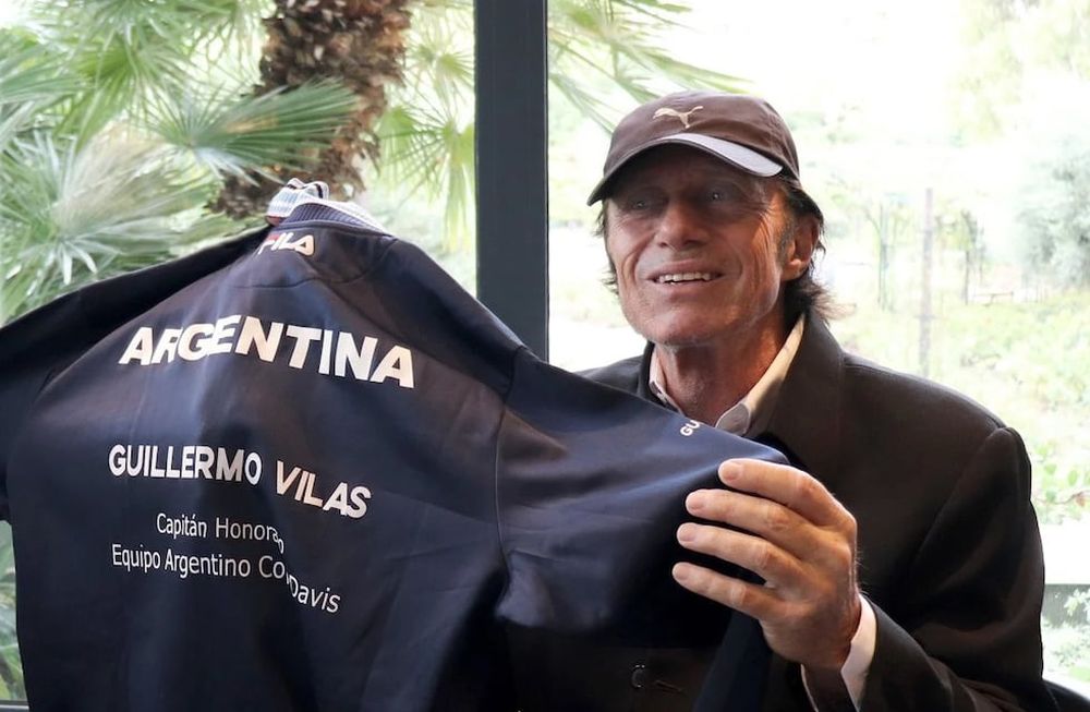 La AAT le rindió homenaje a Guillermo Vilas, al que le dio dos cargos de por vida: capitán honorario de la Copa Davis y embajador del tenis argentino./ Gentileza.