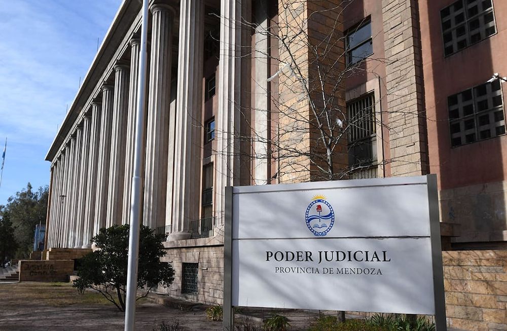 Un grupo de abogados enojados con la Justicia y con el Colegio, convocan a manifestarse en la fachada del edificio del Poder Judicial, sobre calle Patricias Mendocinas.