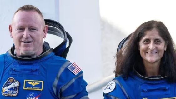Casi dos meses después de su llegada a la Estación Espacial Internacional ambos astronautas siguen en el espacio. Se enfrentan a la posibilidad de perderse el verano y pasar la Navidad y el Año Nuevo en órbita. Foto: EPA