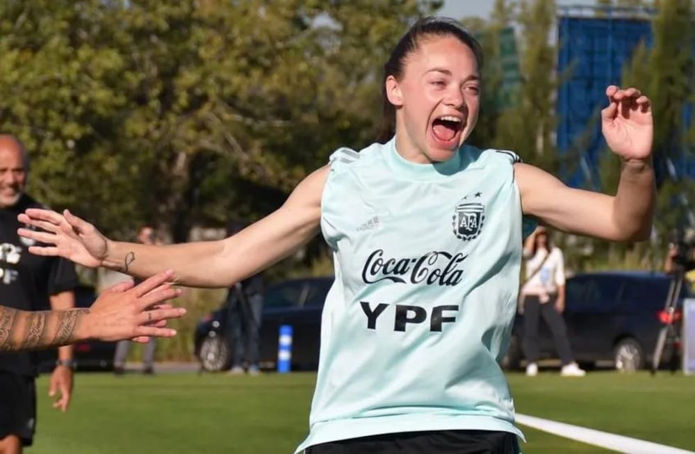 Volvió feliz, la habilidosa mendocina después de casi 3 años sin calzarse la celeste y blanca. Anoche fue la figura de la Selección Argentina.
