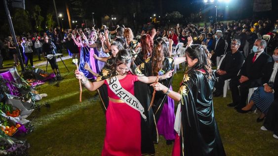 La fiesta de la polémica elección se hizo en el Museo del Vino, que pertenece a la comuna de Maipú, gobernada por el Frente de Todos. En primera fila se ven a Marcelo Romano (Partido Verde) y al intendente Matías Stevanato (Frente de Todos). foto: Mariana Villa / Los Andes