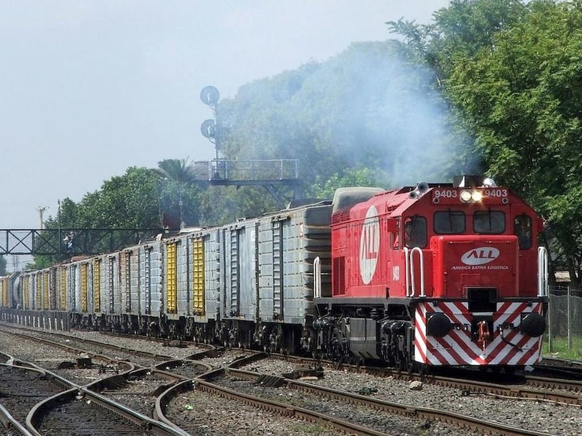 Estudio fotografico de maquinas y material de la línea ferroviaria del ex San Martín, entre Buenos Aires y Mendoza. lo mandan ferroclubistas. miguel