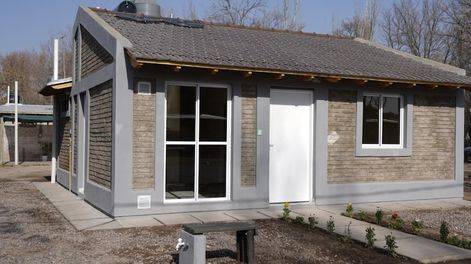 Los Andes | En la planta de reciclado de Los Barriales, a partir del reciclado de envases plásticos, se elaboran ladrillos PET y tejas PP, entre otros productos.