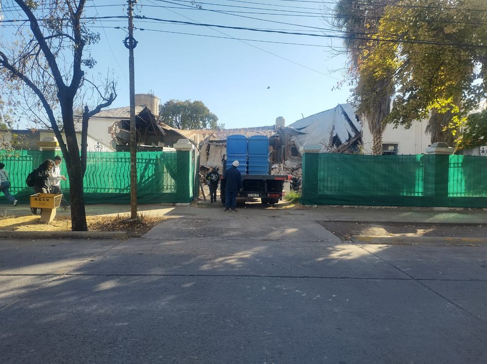 Comenzó la demolición de un histórico edificio en San Martín para construir un nuevo complejo policial. (Los Andes)