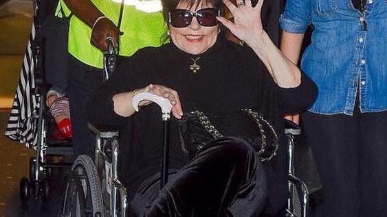 Liza Minnelli se accidentó y está en silla de ruedas