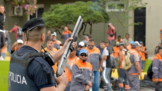 Más de 200 trabajadores municipales se manifestaron en la puerta del corralón de la Dirección de Servicios Públicos de Godoy Cruz. Cerca de las 10, la policía rodeó el lugar y el cuerpo de Infantería avanzó contra los manifestantes con gases y balas de gomaFoto: Orlando Pelichotti
