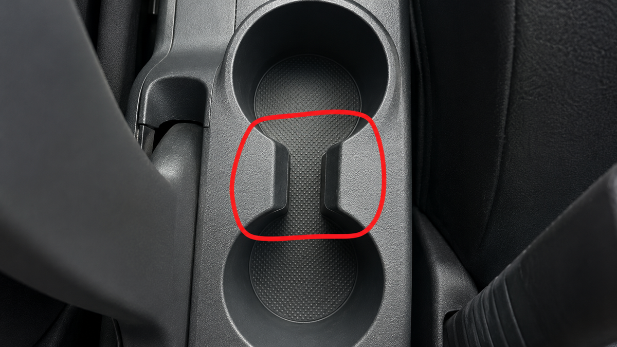 Pocos lo saben: por qué el portavasos del auto tiene ese espacio en el medio y qué función cumple realmente