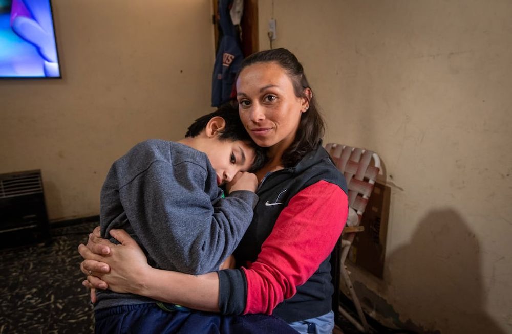 Daiana Gómez y su hijo Facundo quien tiene ECNE por un accidente de tránsito y por los recortes en prestaciones no puede acceder a sus terapias. Foto: Ignacio Blanco / Los Andes