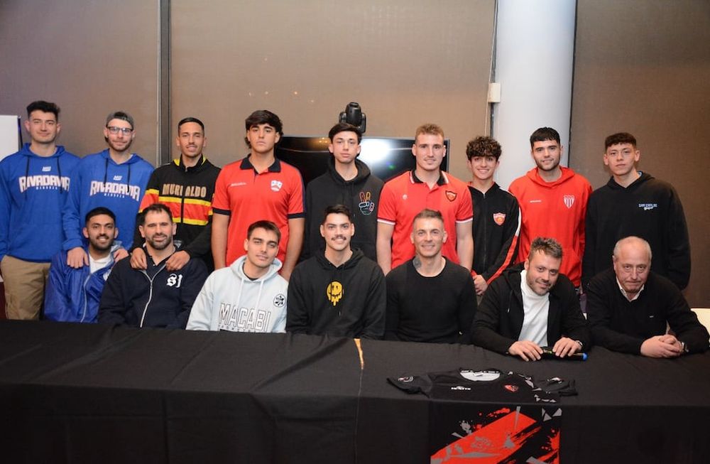 Los principales jugadores de la Superliga junto a Nicolás Popón, Presidente de la FBPM y Enrique Tolcahier, Director Deportivo. / Gentileza: Andrés Arequipa.