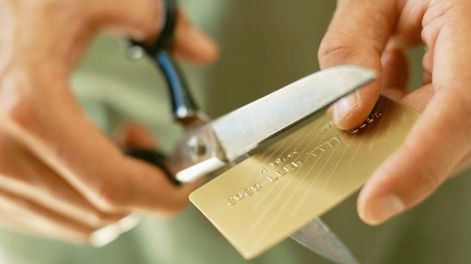 Jubilados y trabajadores estatales son los más sobreendeudados por gastos excesivos.