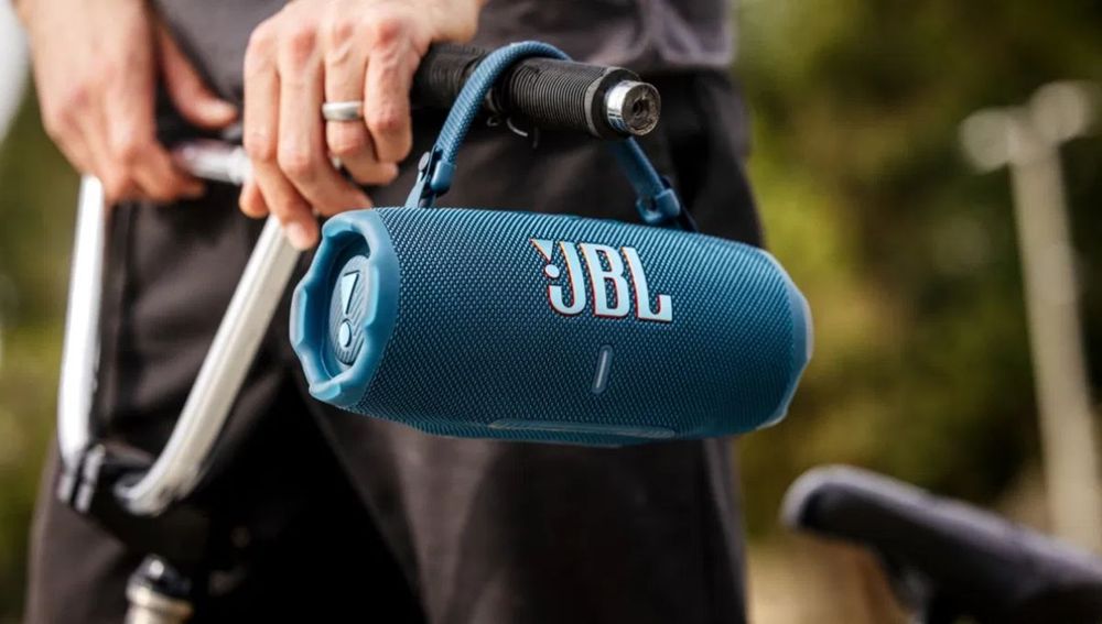 El JBL Flip 7 es uno de los parlantes portátiles más buscados por su tamaño compacto y potencia de sonido.