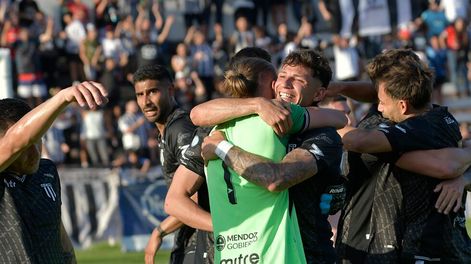 Los Andes | El abrazo del Topo Meritello y el arquero Tomy Giménez, tras la finalización del partido, en el que Gimnasia y Esgrima le ganó a Estudiantes de Caseros 1 a 0, por la 36° fecha del torneo de Primera Nacional.Foto: Orlando Pelichotti