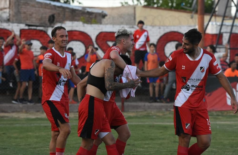 Por la 9 fecha de la zona B de la Primera Nacional. Maipú metió un triunfazo ante Gimnasia de Jujuy. / Mariana Villa (Los Andes).