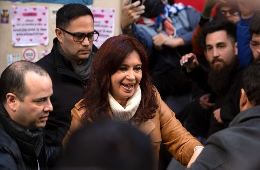 Cristina Kirchner llegando a su casa y saludando a los militantes que se quedaron esperándola. (Foto / Clarín)