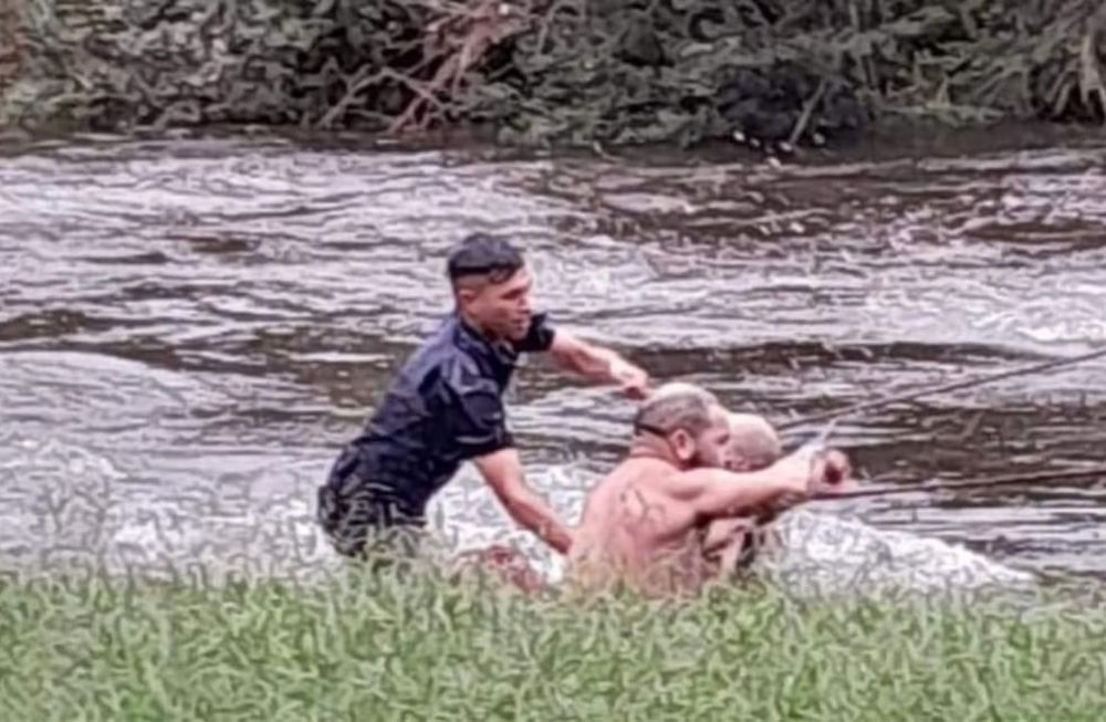 Córdoba: un policía rescató a un turista que quedó atrapado en el río Los Reartes. Foto: El Doce
