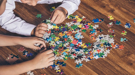 Armar rompecabezas no pasa de moda. Esta es la razón por la que expertos en salud mental los recomiendan.