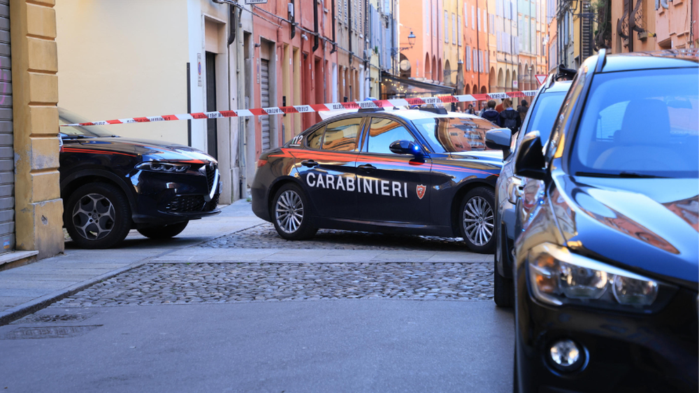 La policía trabaja en el lugar de los hechos tras el atropello de varios peatones por un vehículo en el centro de Módena, norte de Italia, el 16 de mayo de 2026. Según el alcalde de Módena, Massimo Mezzetti, ocho personas resultaron heridas en el incidente, cuatro de ellas de gravedad. El sospechoso, un hombre de 31 años, fue detenido por la policía.&nbsp;
