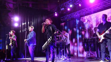 Los Totora sobre el escenario de la Serenata de las Reinas. - Foto: Fernando Grosso / Los Andes