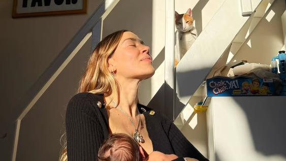 Jimena Barón junto a su hijo.