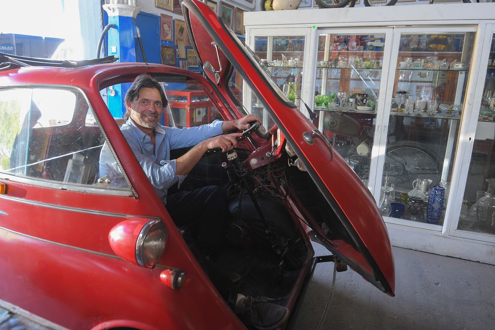 Hernan Lahun del Museo de Antigüedades ubicado en el carril Rodríguez Peña de Godoy Cruz que tiene más de 10 mil objetos antiguos de todo tipo. 