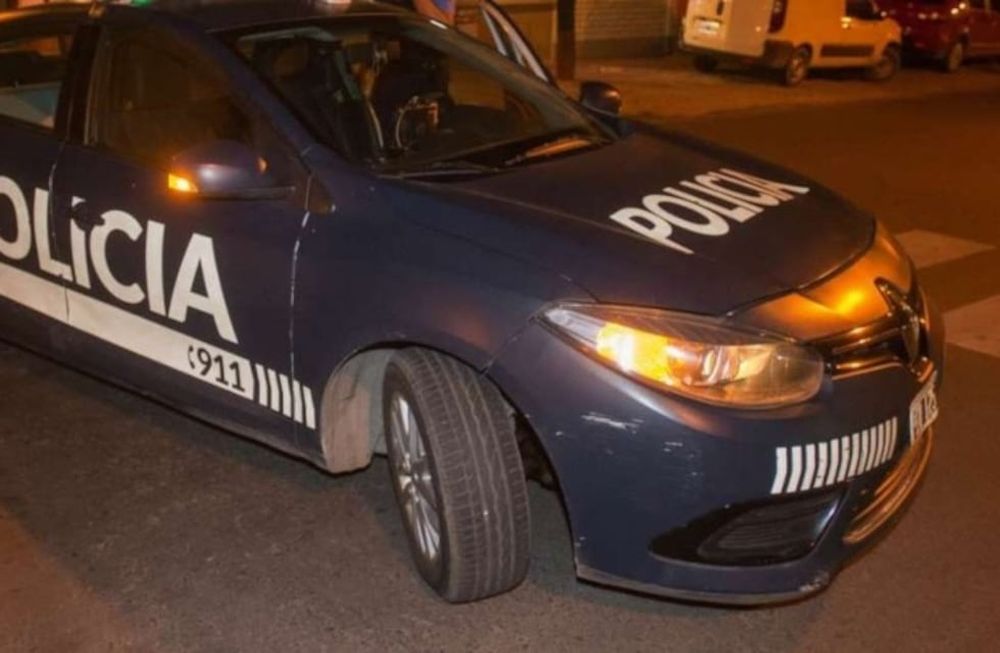 Un auto cayó en un cauce y uno de sus ocupantes está grave.