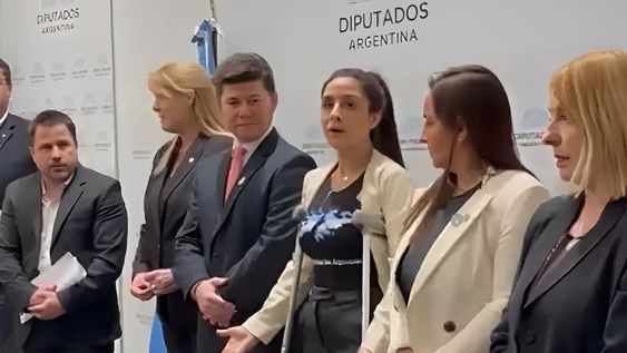 La embajadora británica Kirsty Hayes le pidió a la diputada de Unión por la Patria, Agustina Propato que se cambiara su remera que tenía una imagen de Islas Malvinas