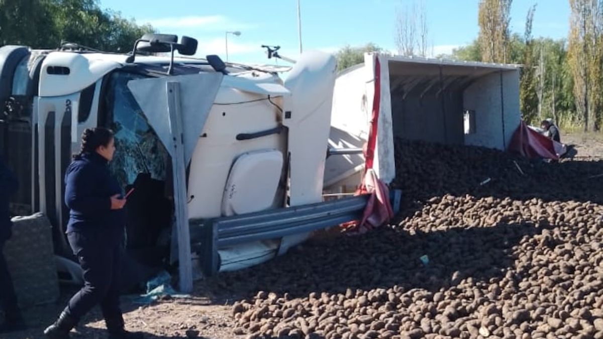 Volcó un camión de papas en la ruta 7 y complicó el tránsito: un herido