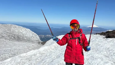 A pesar de los dolores y las advertencias médicas, Amalia Figueroa cumplió su objetivo. Esta es su foto en la cumbre del Volcán Lanín.